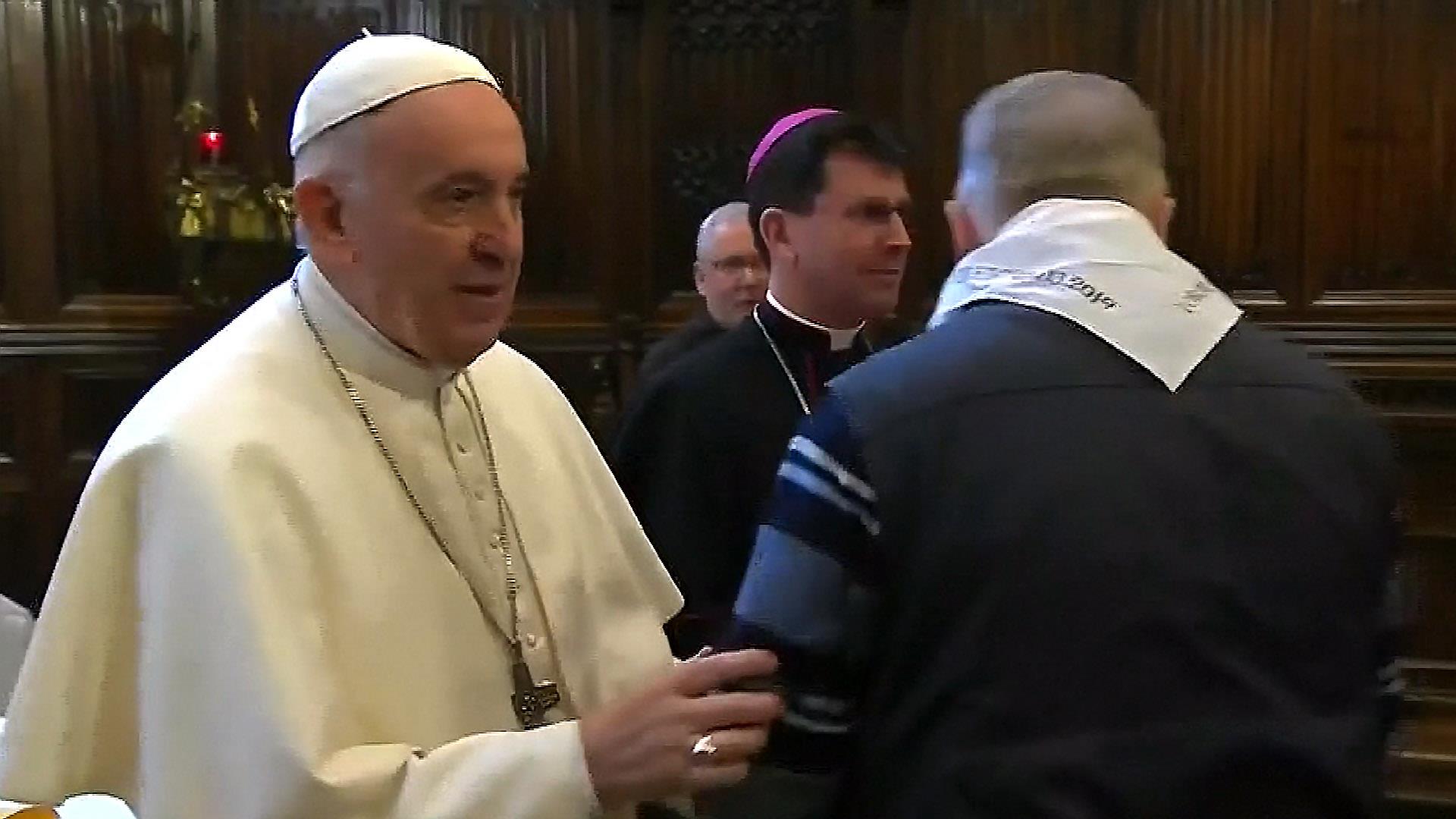 Tektonisch Onmogelijk vliegtuig Pope Francis prevents worshippers from kissing papal ring