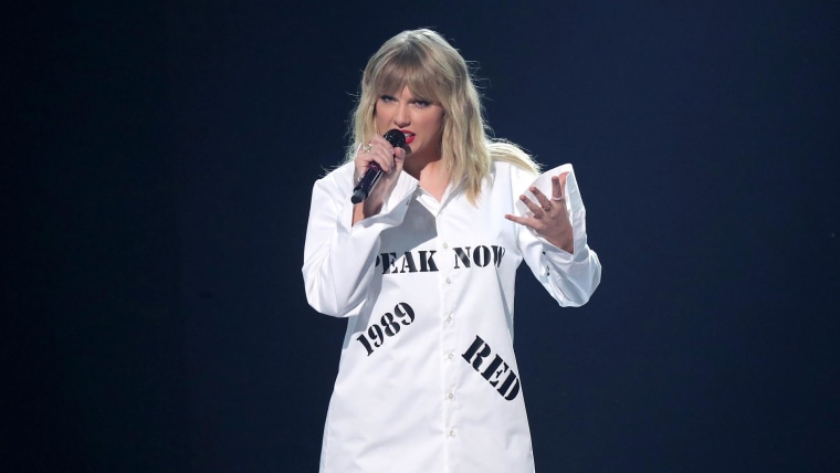 Taylor Swift Puts Rancor Aside Smashes American Music Award
