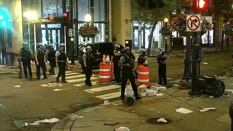 ۱۰۰ تن دستگیر شده و ۱۳ افسر در یک شبه پس از تیراندازی پلیس در شیکاگو زخمی شدند